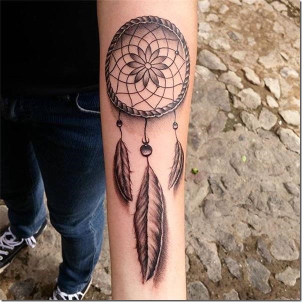 tatuaje-de-filtro-de-los-sueños-en-tonos-de-gris-en-el-brazo tatuaje-de-filtro-de-los-sueños-en-tonos-de-gris-en-el-brazo