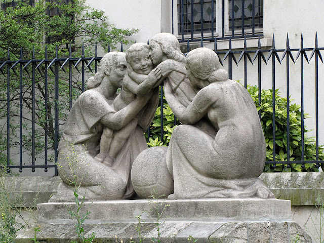 La Réconciliation by Élie-Jean Vézien, Square Saint-Laurent, Paris