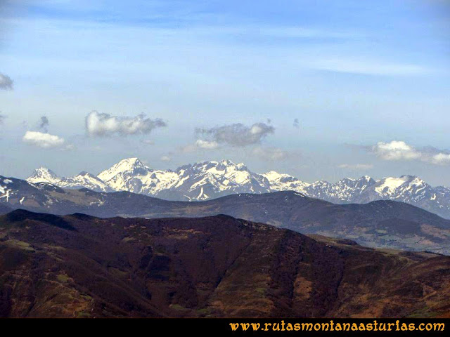 Ruta Retriñon: Desde Vega Valencia, vista del macizo de Ubiña