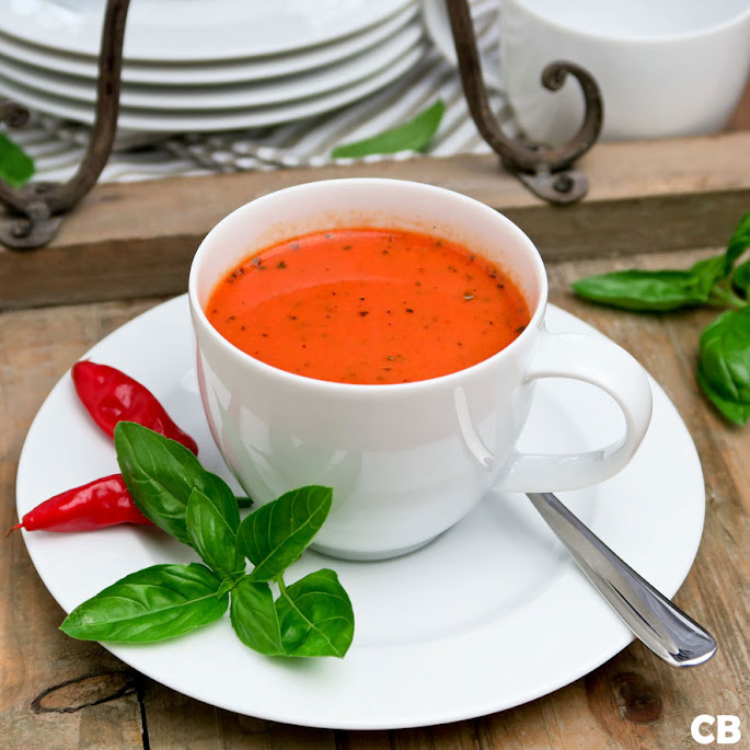 Klein kopje soep van geroosterde tomaten en puntpaprika