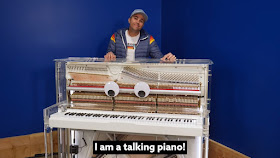 Compositor ou gerador de música ai com piano de jogo de robô