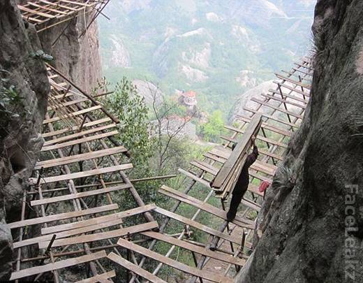 Pekerjaan paling berbahaya dan beresiko - Para Pekerja Cina Membangun Jalan Yg Terbuat dari Kayu  di atas Tebing Vertikal -- foto -- faceleakz