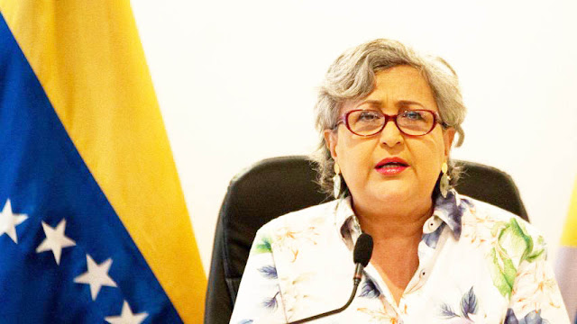 La vicepresidenta Delcy Rodríguez informó del fallecimiento de la ministra de Educación Universitaria, Tibisay Lucena, a los 63 años.  Lucena Ramírez, graduada en la Universidad Central de Venezuela., cumplió funciones como la presidenta del Consejo Nacional Electoral desde el 2006 hasta el 2020, cuando el Tribunal Supremo de Justicia designó a la magistrada Indira Alfonzo como nueva autoridad del ente.​  «Fue una verdadera militante por la vida, y libró su última batalla sin tregua. Nuestras condolencias a sus familiares y amigos.Vuela alto hermana!»; dijo Rodríguez.  El 7 de septiembre de 2020, el Ministerio para la Educación Universitaria la juramentó como Rectora de la Universidad Nacional Experimental de las Artes.​  El 19 de octubre de 2021 fue nombrada la nueva Ministra de Educación Universitaria.     Noticia en desarrollo…