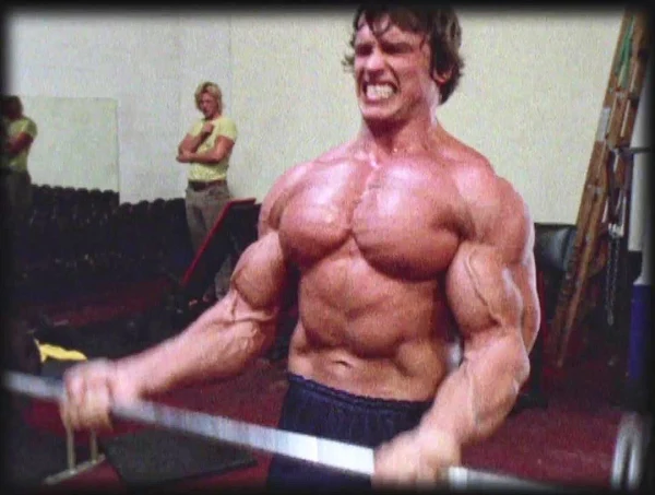 bodybuilder anrold Swcharzenegger in 1975 training in Gold Gym