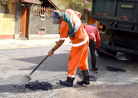  Operação tapa-buracos na Rua Roberto Rosa, na Tijuca