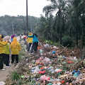 Camat Bilah Barat Bersama DLH Bersihkan Sampah di Jalan Adam Malik
