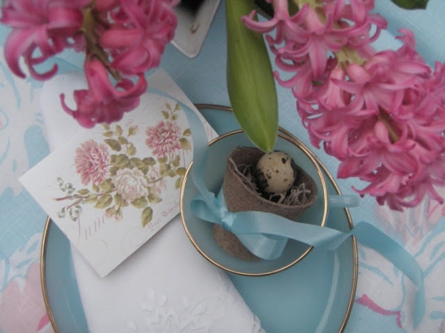 Easter table decoration in shabby chic 