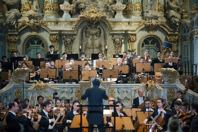 The Singapore Symphony Orchestra, conductor Lang Shui at the Frauenkirche, Dresden - photo Oliver Killig