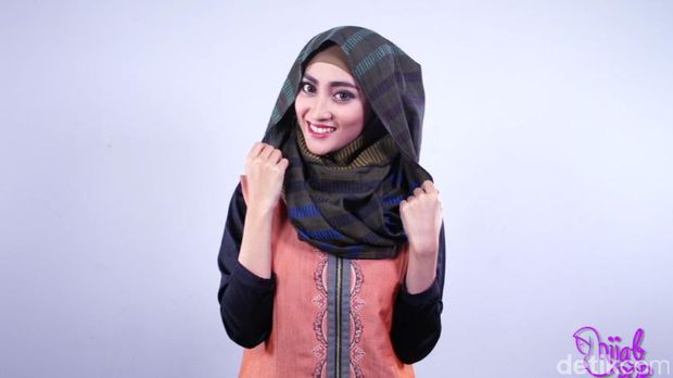 Tutorial Hijab Pashmina Katun Simple Hanya 3 Langkah 4