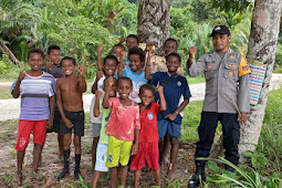 Polsek Demta di Kabupaten Jayapura Ajar Anak Papua Baca dan Tulis