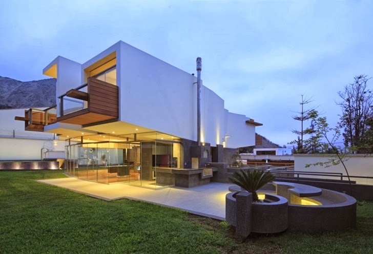 Unusual Extreme  Modern  House  by Longhi Architects 