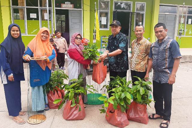 Majelis Lingkungan Hidup PDM Pabasko Serahkan Bantuan Bibit