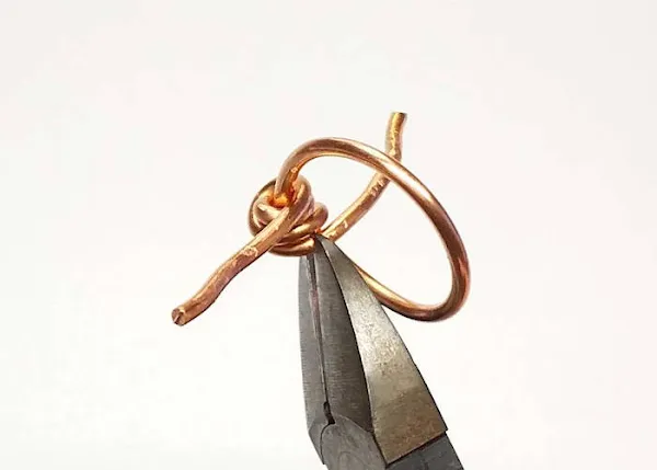 結び目飾りのワイヤーリングの作り方B step7:ワイヤーの端を切り取る