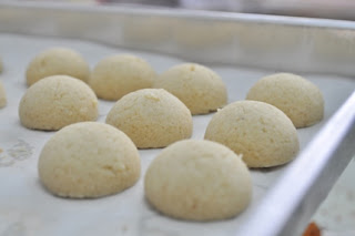 Scrumptious-Crumbs: Biskut Suji (Semolina Cookies)