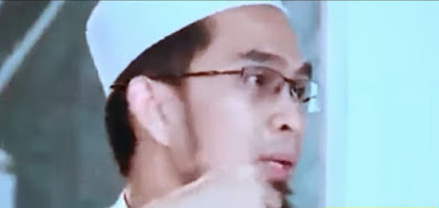 Pertanyaan Syaikh Muhammad bin Shalih Al-Utsaimin ditanya : Apakah boleh melafazkan niat untuk melaksanakan umrah, haji, thawaf, atau sa’i ? Dan kapan noleh mengucapkan niat ?  Jawaban Melafazkan niat tidak terdapat keterangan dari Nabi Shallallahu ‘alaihi wa sallam baik dalam shalat, thaharah, puasa, bahkan dalam semua ibadah yang dilakukan Nabi Shallallahu ‘alaihi wa sallam termasuk haji dan umrah. Nabi Shallallahu ‘alaihi wa sallam ketika ingin haji atau umrah tidak mengatakan : “Ya Allah, saya ingin demikian dan demikian”. Tidak terdapat riwayat dari Nabi Shallallahu ‘alaihi wa sallam demikian itu dan beliau juga tidak pernah memerintahkan kepada seorang pun dari sahabatnya”. Yang ada dalam hal ini hanya bahwa Dhaba’ah binti Zubair, semoga Allah meridhainya, mengadu kepada Nabi Shallallahu ‘alihi wa sallam bahwa dia ingin haji dan dia sakit. Maka Nabi Shallallahu ‘alaihi wa sallam berkata kepadanya :  “Berhajilah kamu dan syaratkan, bahwa tempatku ketika aku tertahan. Sebab yang dinilai oleh Allah untukmu, apa yang kamu kecualikan” [Muttafaqun ‘Alaihi]  Sesungguhnya perkataan di sini dengan lisan. Sebab akad haji sama dengan nadzar. Dan bila manusia niat untuk bernazdar dalam hatinya maka demikian itu bukan nadzar dan tidak berlaku hukum nadzar. Karena haji seperti nadzar dalam keharusan menepatinya jika telah merencanakannya (niat), maka Nabi Shallallahu ‘alaihi wa sallam memerintahkan Dhaba’ah untuk mensyari’atkan dengan mengatakan : “Jika aku terhalang oleh halangan apapun, maka tempatku ketika aku terhalang”. Adapun hadits yang menyatakan Nabi Shallallahu ‘alaihi wa sallam bersabda : “Sesungguhnya Jibril datang kepadaku dan berkata : “Shalatlah kamu di lembah yang diberkati Allah ini, dan katakanlah : ” Umrah dalam haji atau umrah dan haji”. Pertanyaan.  Lajnah Da’imah Lil Buhuts Al-Ilmiah wal Ifta ditanya : Seseorang yang haji mengatakan bahwa burung merpati di Madinah jika telah dekat waktunya untuk mati, maka dia pergi ke Mekkah dan membelah langit di atas Ka’bah sebagai perpisahan kepadanya, kemudian mati setelah terbang beberapa mil. Apakah demikian ini benar ataukah tidak, mohon penjelasan?  Jawaban.  Burung merpati Madinah, bahkan burung merpati Mekkah, tidak mempunyai keistimewaan khusus atas burung merpati lainnya. Hanya saja dilarang menjadikan burung merpati di tanah suci sebagai buruan atau mengusirnya bagi orang yang sedang ihram haji atau umrah, bahkan bagi orang yang tidak sedang ihram, jika burung merpati berada di Mekkah atau di Madinah. Tapi jika keluar dari kedua tanah suci, maka boleh menangkapnya dan menyembelihnya bagi orang yang tidak ihram haji atau umrah berdasarkan firman Allah.  يَا أَيُّهَا الَّذِينَ آمَنُوا لَا تَقْتُلُوا الصَّيْدَ وَأَنْتُمْ حُرُمٌ  “Hai orang-orang yang beriman, janganlah kamu membunuh binatang buruan ketika kamu sedang ihram” [al-Ma’idah/5 : 95]  Dan Nabi Shallallahu ‘alaihi wa sallam bersabda.  إِنَّ اللَّه حَرَّمَ مَكَّةَ فَلَمْ تَحِلْ لأَحَدٍ قَبْلِي وَلاَ تَحِلٌ لآَ حَدٍ بَعْدِي، وَإِنَّمَا أُحِلَّتْ لِي سَاعَةً مِنْ نَهَارٍ، لاَيُخْتَلَي خَلاَهَا وَلاَ يُعْضَدُ شَجَرُ هَا وَلاَ يُنَفِّرُ صَيْدُ هَا  “Sesungguhnya Allah memuliakan kota Mekkah, maka tidak halal bagi seseorang sebelumku dan juga setelahku. Sesungguhnya dia halal bagiku sesaat dari waktu siang. Tidak boleh dicabut tanamannya, tidak boleh dipotong pohonnya dan tidak boleh diusir binatang buruannya” [HR Bukhari]  Dan dalam hadits lain Nabi Shallallahu ‘alaihi wa sallam bersabda.  “Sesungguhnya Nabi Ibrahim memuliakan Mekkah dan aku memuliakan Madinah. Tidak boleh dipotong pohonnya dan tidak boleh diburu binatang buruannya” [HR Muslim]  Maka barangsiapa yang menyatakan bahwa burung merpati mana pun yang di Madinah jika dekat ajalnya terbang ke Mekkah dan melintas di atas Ka’bah, maka dia orang bodoh yang mendalihkan sesuatu tanpa dasar yang shahih. Sebab ajal (kematian) tidak ada yang mengetahuinya melainkan Allah. Firman-Nya.  وَمَا تَدْرِي نَفْسٌ بِأَيِّ أَرْضٍ تَمُوتُ  “Dan tiada seorangpun yang dapat mengetahui di bumi manapun dia akan mati” [Luqman/31: 34]  Sedangkan perpisahan dengan Ka’bah adalah dengan melakukan thawaf di sekelilingnya, dan itupun bagi orang haji dan umrah. Maka menyatakan bahwa burung merpati mengetahui ajalnya dan berpamitan ke Ka’bah dengan terbang di atasnya adalah suatu dalil yang bohong dan tidak akan berani melakukannya kecuali orang bodoh yang membuat kebohongan kepada Allah dan kepada hamba-hambaNya.  Dan kepada Allah kita mohon pertolongan. Shalawat dan salam kepada Nabi kita Muhamamd, keluarga dan shahabatnya.  BARANG TEMUAN DI MEKKAH TIDAK BOLEH DIMILIKI  Oleh  Syaikh Muhammad bin Shalih Al-Utsaimin  Pertanyaan  Syaikh Muhammad bin Shalih Al-Utsaimin ditanya : Apakah saya boleh mengambil barang yang hilang di Mekkah dan membawanya lalu mengumumkan di tempat saya tinggal? Ataukah yang wajib atas saya memberitahukannya di pintu-pintu masjid, pasar dan lainnya di Mekkah al-Mukarramah?  Jawaban  Barang temuan di Mekkah secara khusus tidak halal diambil kecuali oleh orang yang akan mengumumkannya atau menyerahkan kepada pihak berwenang yang mengurusi harta seperti itu. Sebab Nabi Shallallahu ‘alaihi wa sallam bersabda :  Baca Juga  Memilih Haji Sunnah Ataukah Sedekah Untuk Membiayai Para Pejuang  “Dan tidak halal mengambil barang temuan di Mekkah kecuali orang yang akan mengumumkannya”    Adapun hikmah dibalik itu adalah, bahwa barang yang hilang jika masih di tempatnya maka boleh jadi pemiliknya akan kembali kepada tempat tersebut dan akan mendapatkannya. Atas dasar ini, kami mengatakan kepada saudara penanya, bahwa kamu wajib mengumumkannya di Mekkah al-Mukarramah di tempat ditemukannnya barang dan sekitarnya, seperti di pintu-pintu masjid dan tempat-tempat berkumpulnya manusia. Dan jika tidak, maka serahkanlah barang tersebut kepada para petugas yang khusus menangani barang hilang atau yang lainnya.  MEMOTONG POHON DI TANAH SUCI  Oleh  Syaikh Abdullah bin Abdurrahman Al-Jibrin  Pertanyaan  Syaikh Abdullah bin Abdurrahman Al-Jibrin ditanya : Apa yang wajib dilakukan orang yang memotong pohon di tanah suci? Dan apa batas-batas tanah suci?  Jawaban  Siapa yang memotong pohon besar di Mekkah maka dia wajib menyembelih unta, dan jika pohonnya kecil wajib menyembelih kambing. Sedangkan kesalahan karena mencabut rumput maka ditentukan nilainya oleh hakim. Tetapi diperbolehkan memotong dahan yang menjulur ke jalan dan mengganggu orang yang lewat. Sebagaimana juga boleh memotong tumbuhan yang di tanam manusia.  Adapun batas-batas tanah haram adalah telah maklum. Di mana pada batas akhirnya terdapat rambu-rambu jelas yang terdapat di jalan-jalan, seperti yang terdapat di antara Muzdalifah dan Arafah, di jalan ke Jeddah dekat Al-Syumaisi, di Hudaibiyah dan lain-lain.Pertanyaan Syaikh Muhammad bin Shalih Al-Utsaimin ditanya : Apakah boleh melafazkan niat untuk melaksanakan umrah, haji, thawaf, atau sa’i ? Dan kapan noleh mengucapkan niat ?  Jawaban Melafazkan niat tidak terdapat keterangan dari Nabi Shallallahu ‘alaihi wa sallam baik dalam shalat, thaharah, puasa, bahkan dalam semua ibadah yang dilakukan Nabi Shallallahu ‘alaihi wa sallam termasuk haji dan umrah. Nabi Shallallahu ‘alaihi wa sallam ketika ingin haji atau umrah tidak mengatakan : “Ya Allah, saya ingin demikian dan demikian”. Tidak terdapat riwayat dari Nabi Shallallahu ‘alaihi wa sallam demikian itu dan beliau juga tidak pernah memerintahkan kepada seorang pun dari sahabatnya”. Yang ada dalam hal ini hanya bahwa Dhaba’ah binti Zubair, semoga Allah meridhainya, mengadu kepada Nabi Shallallahu ‘alihi wa sallam bahwa dia ingin haji dan dia sakit. Maka Nabi Shallallahu ‘alaihi wa sallam berkata kepadanya :  “Berhajilah kamu dan syaratkan, bahwa tempatku ketika aku tertahan. Sebab yang dinilai oleh Allah untukmu, apa yang kamu kecualikan” [Muttafaqun ‘Alaihi]  Sesungguhnya perkataan di sini dengan lisan. Sebab akad haji sama dengan nadzar. Dan bila manusia niat untuk bernazdar dalam hatinya maka demikian itu bukan nadzar dan tidak berlaku hukum nadzar. Karena haji seperti nadzar dalam keharusan menepatinya jika telah merencanakannya (niat), maka Nabi Shallallahu ‘alaihi wa sallam memerintahkan Dhaba’ah untuk mensyari’atkan dengan mengatakan : “Jika aku terhalang oleh halangan apapun, maka tempatku ketika aku terhalang”. Adapun hadits yang menyatakan Nabi Shallallahu ‘alaihi wa sallam bersabda : “Sesungguhnya Jibril datang kepadaku dan berkata : “Shalatlah kamu di lembah yang diberkati Allah ini, dan katakanlah : ” Umrah dalam haji atau umrah dan haji”.