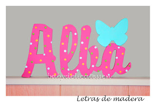 letras de madera infantiles para pared Alba con silueta de mariposa babydelicatessen