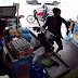 Assaltante surta e ataca vítimas com terçado em mercadinho em Manaus; veja vídeo