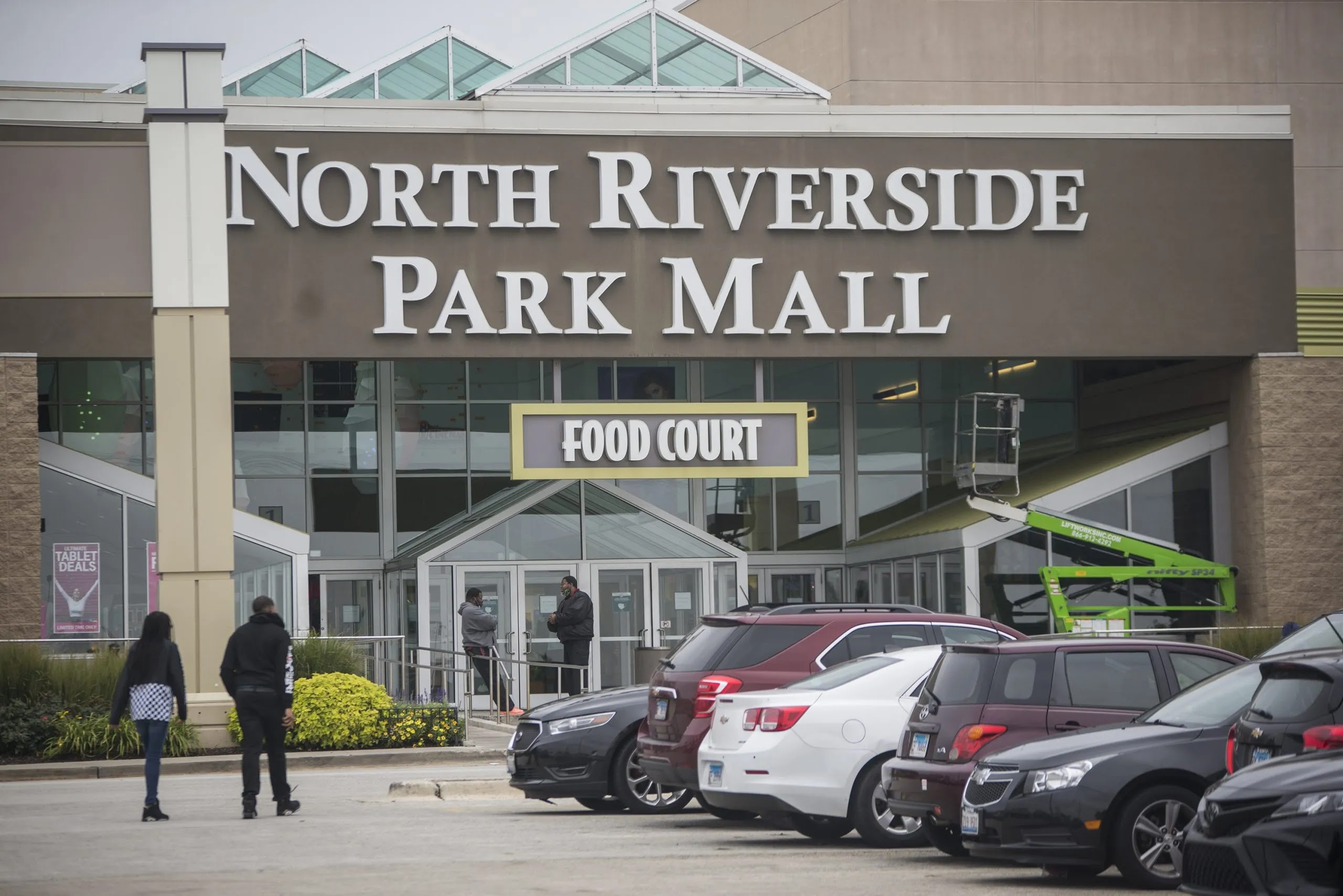 train and tree, North Riverside Park Mall, North Riverside…
