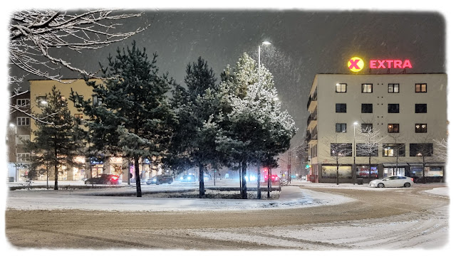 Fint med snøvær som lyser opp på Carl Berners plass i Bydel Grünerløkka i Oslo.