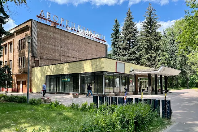 Вишнёвая улица, Дворец культуры завода «Красный Октябрь» (здание построено в 1932, перестроено в 1962 году)