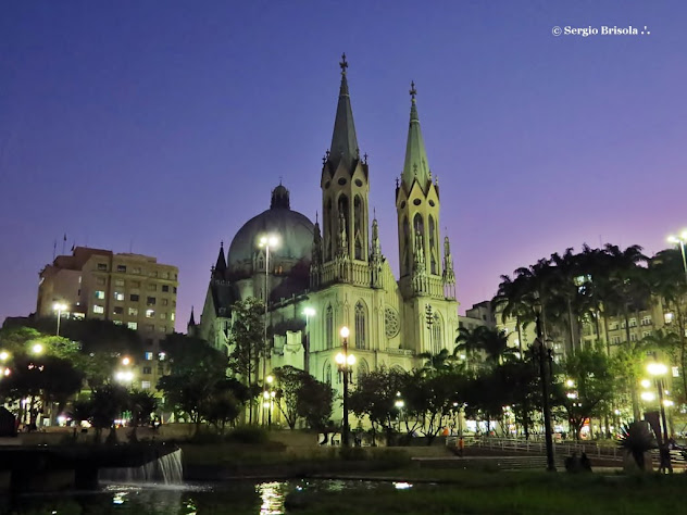 Foto noturna da Praça da Sé com destaque para a Catedral da Sé - Centro - São Paulo