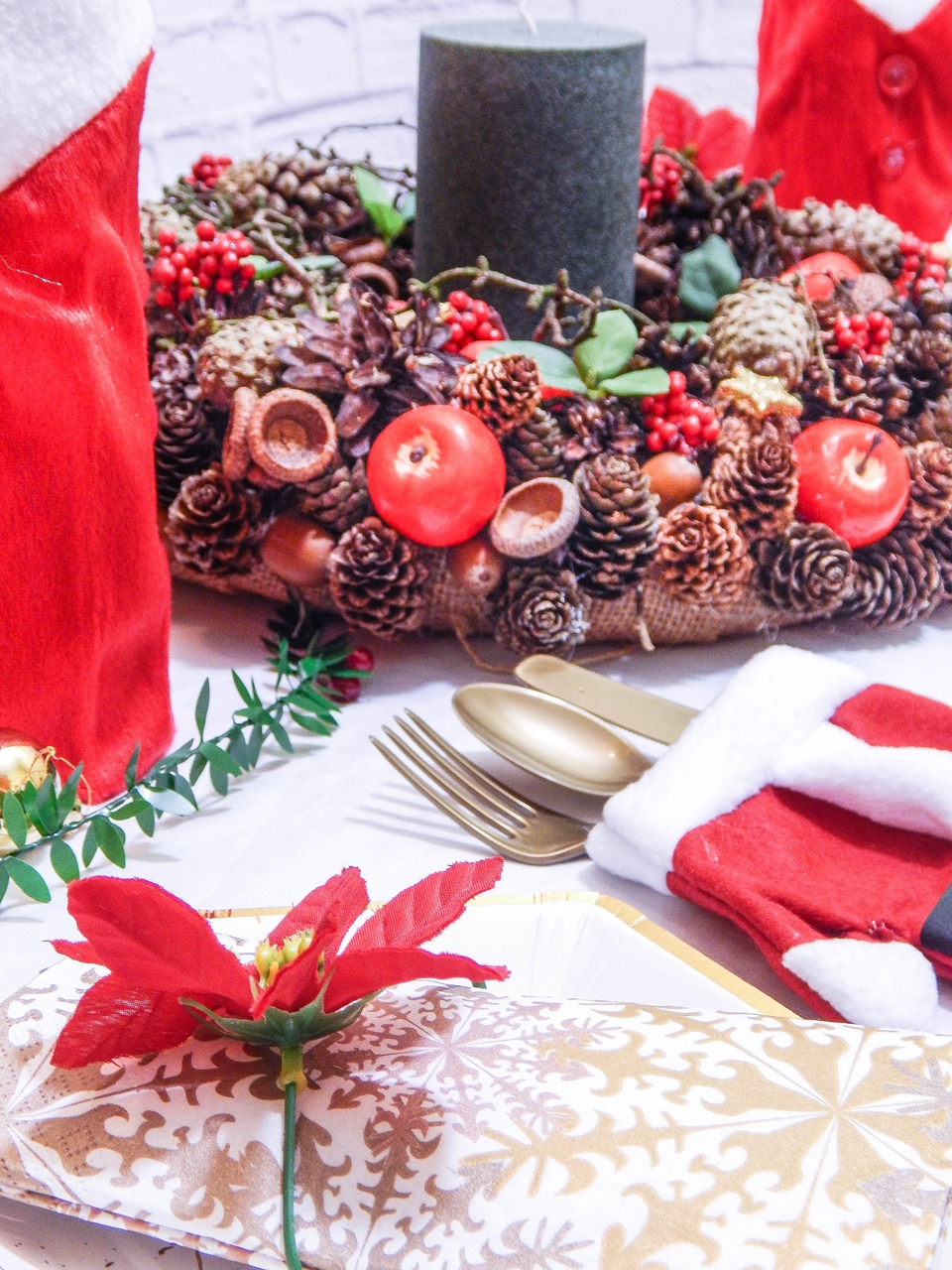 12 dekoracja świątecznego stołu jak udekorować stół na boże narodzenie dekoracja kolacja wigilijna dekoracja stroik na stół wigilijny wianek świeczka mikołajowe ubrania na butelki mikołaje na sztućce