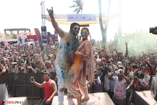 Alia Bhatt and Varun Dhawan Playing Holi at Zoom Holi Celetion 2017 (6).JPG