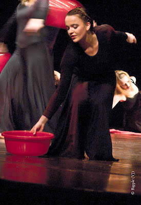 Posted by Ripple (VJ) : Performance by Leipziger Tanztheater @ Kamani, Delhi : They used props like tubs and acts like washing hair and putting on makeup to depict girls past their adolescence. 