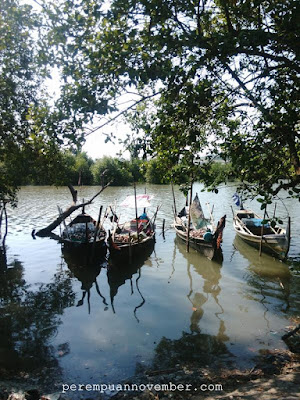 berlabuh di pinggiran sungai