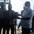 Cegah Covid 19,Bupati Karimun,H.Dr. Aunur Rafiq Sosialisasi di Pelabuhan Srimandah Moro Sekaligus Memberikan Bantuan Masker, Vitamin dan APD