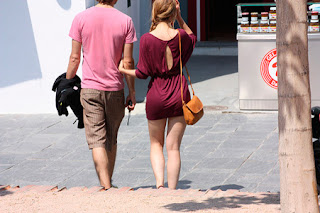 Imagen de una pareja caminando por la calle