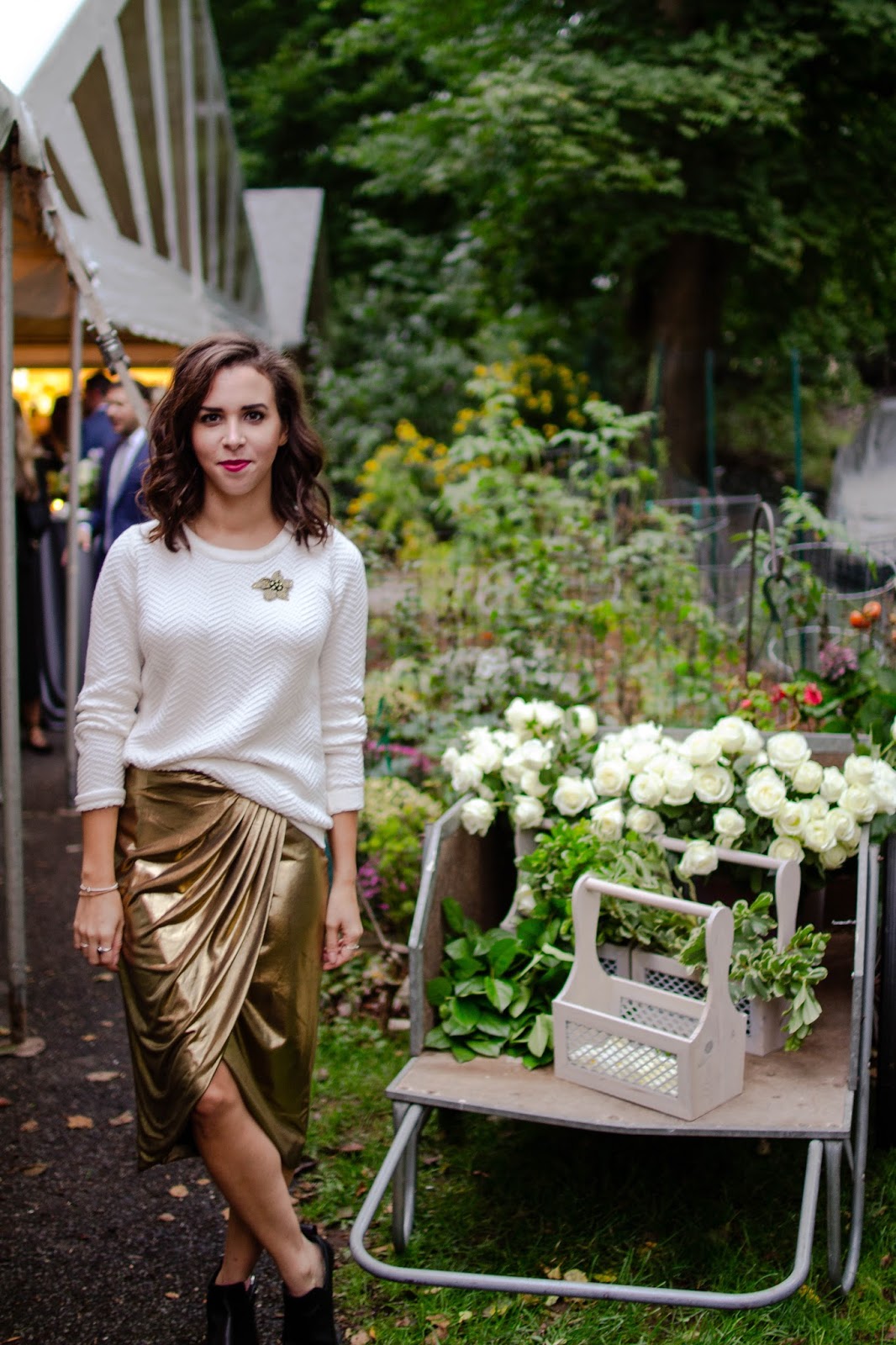 gold-skirt-style-outfit-blogger