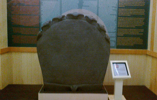  Prasasti yang dikala ini disimpan di Museum Gajah ini menyimpan beberapa  Isi Prasasti Telaga Batu Peninggalan Kerajaan Sriwijaya + Gambar
