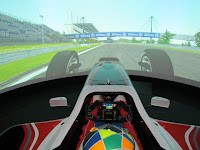 conduciendo en el simulador oficial de la FIA F2 6