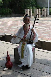 tongli man playing erhu @ shanghaid away