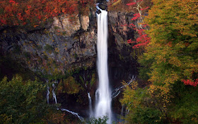 Unfortunately, the waterfall is not only fun to be a tourist, but also to commit suicide. Kegon waterfall is already famous and popular as a location for end of life in Japan. Recorded several resident artists and other Japanese suicide in this place.

Although a favorite location of suicide, waterfalls Kogen remain open to the public, you can tour here. Fun! Various tourist support facilities are ready to pamper you. One is the elevator. From above the falls, visitors can go down to the bottom of the falls using the elevator. You will be taken down from a height of 100 meters to the bottom of the waterfall.