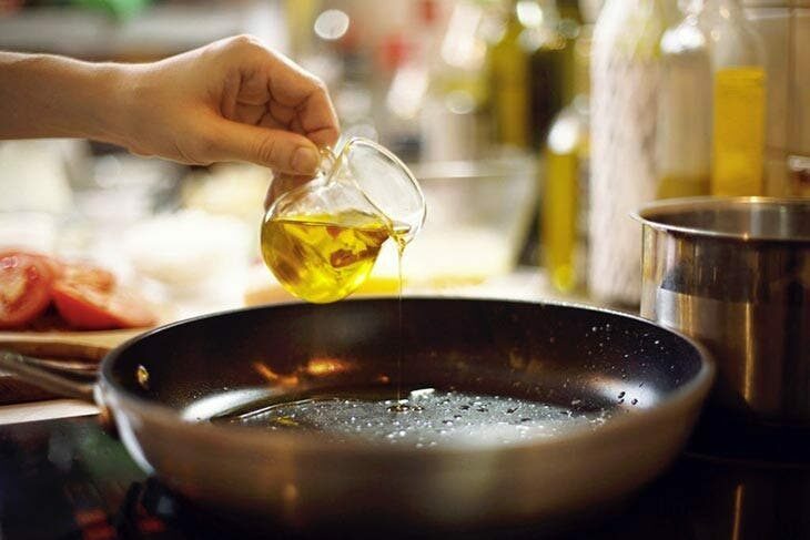 Should you pour oil on a hot or cold pan? A detail that makes all the difference