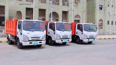 رفد صندوق النظافة والتحسين بالحديدة ب 3 قلابات لنقل المخلفات.