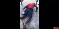  Στο άθλιο βίντεο που έχει ξεσηκώσει θύελλα αντιδράσεων, φαίνεται ομάδα Αφροαμερικανών να χτυπούν με δύναμη σε πλακόστρωτο μία ηλικιωμένη γυ...