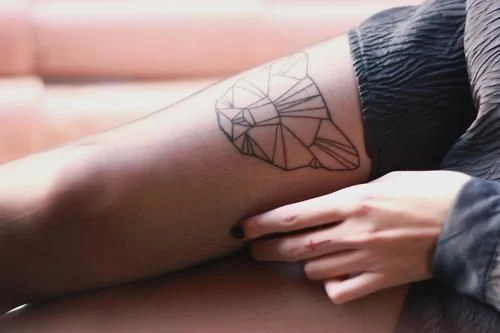 fotografia del tatuaje de una figura origami