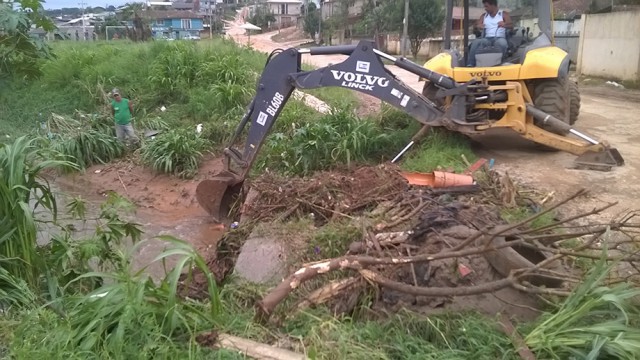 Prefeitura de Colombo limpa 45 quilômetros  de córregos e  6,5 quilômetros de rios para evitar enchentes nas cidade
