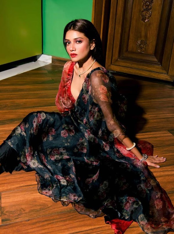 Sauraseni Maitra saree hot actress taj web series