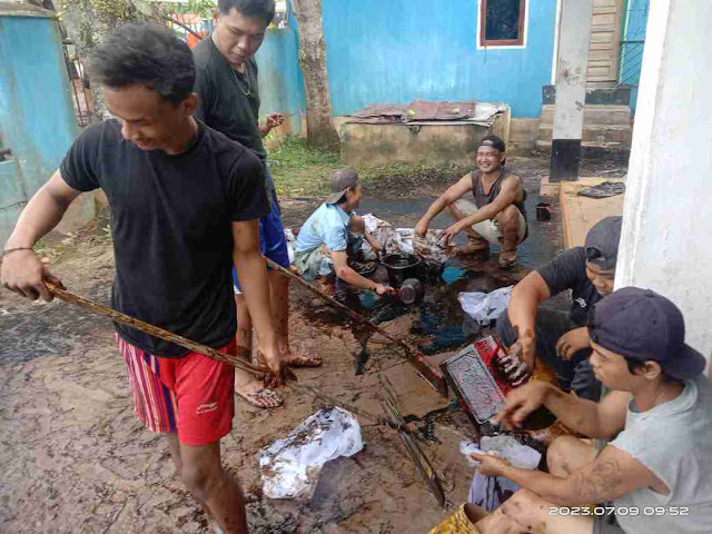 Padahal Katagori Limbah B3, Pekerja Harian Lokal Pembersih Tumpahan Minyak Mentah di Prabumulih Tidak Dilengkapi APD