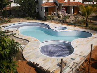 piscina azulejada