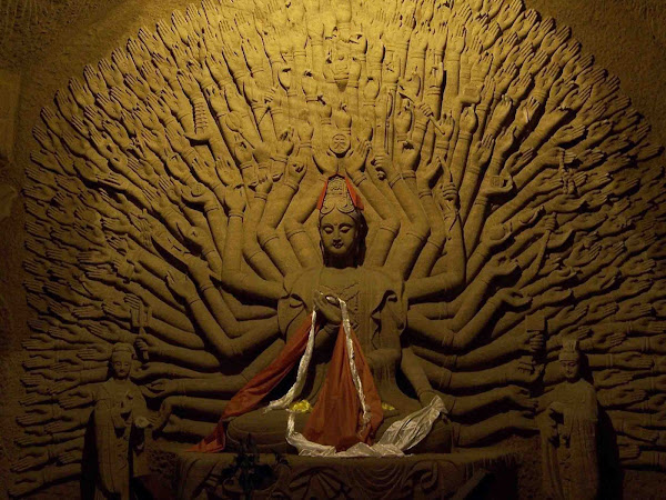 Imagen 856A | Guanyin (Avalokiteśvara) con múltiples armas que simbolizan upaya y gran compasión, Leshan, China. | McKay Savage de Chennai, India / Attribution 2.0 Genérico