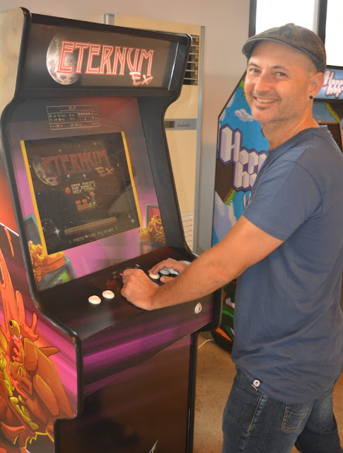 Ferran (Radin Games) posa ante el arcade Eternum EX.