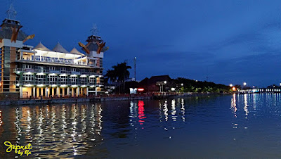 blue hour di menara pandang taman siring sungai martapura kota banjarmasin