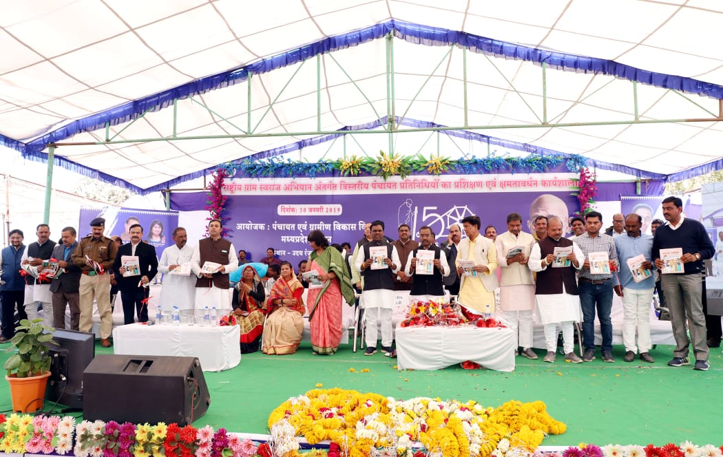 पंचायत एवं ग्रामीण विकास मंत्री श्री पटेल द्वारा राष्ट्रीय ग्राम स्वरोजगार योजना अंतर्गत त्रि-स्तरीय पंचायत 