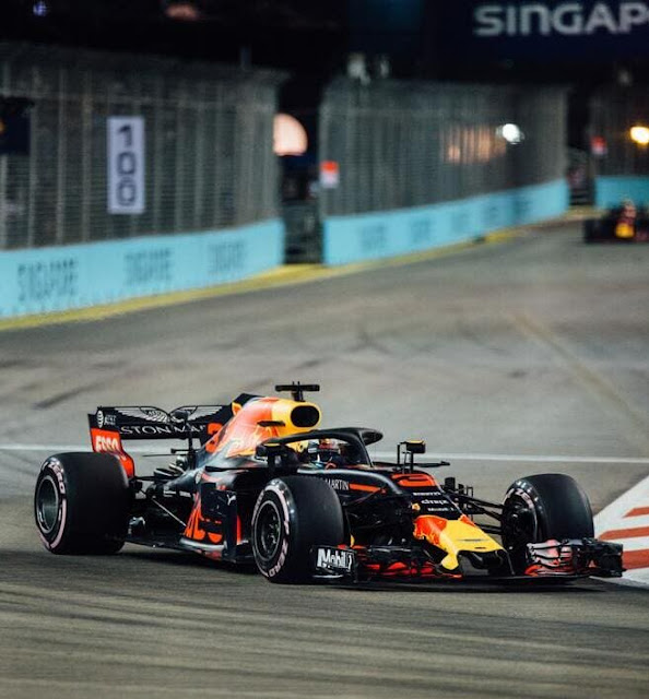 Fórmula 1, carro de Red bull Racing en plena curva
