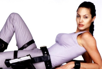 Foto de Angelina Jolie recostada de espalda